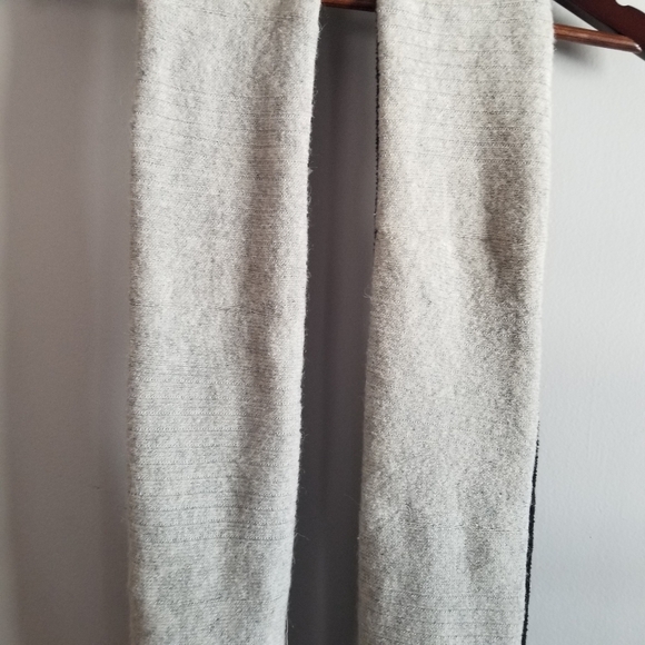 Pool Loop Wool Blend Scarf With Built In Mittens - Picture 6 of 9